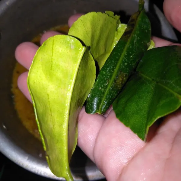 Aduk hingga tercampur rata kemudian masukan daun jeruk