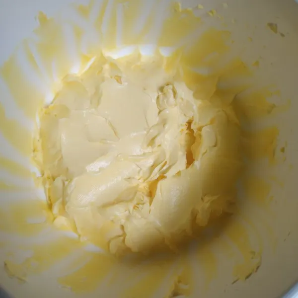 Mixer butter, margarin dan kuning telur asal rata saja selama 1-2 menit.