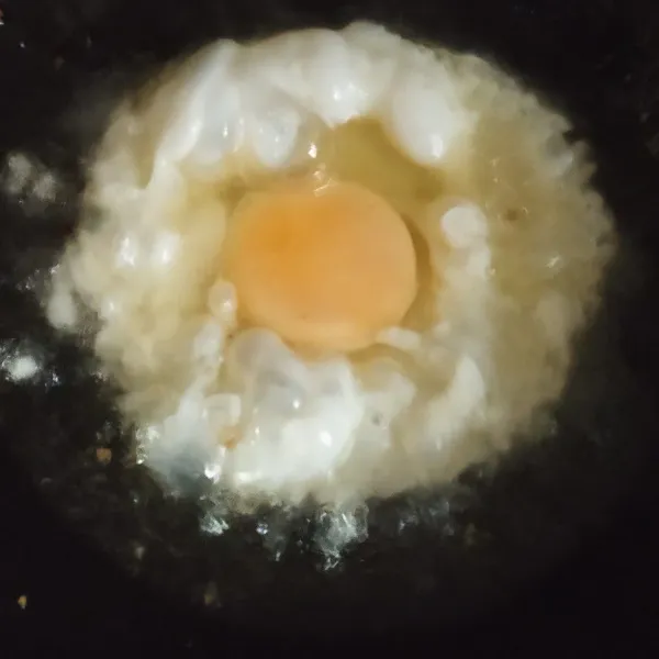 Ceplok ketiga telur satu per satu, angkat, sisihkan, kecilkan api kompor.