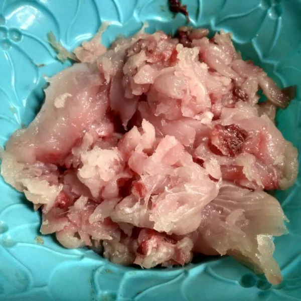 Fillet ikan dan buang tulang dan kulitnya. Bisa juga gunakan ikan tuna jika mau membuat bakso ikan tuna.