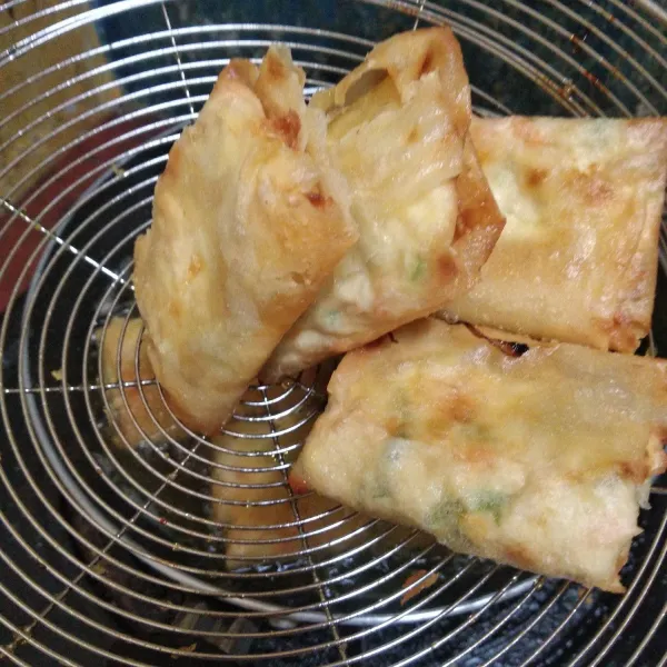 Tiriskan dengan cara diberdirikan supaya minyak turun. Boleh menggunakan tisu dapur.