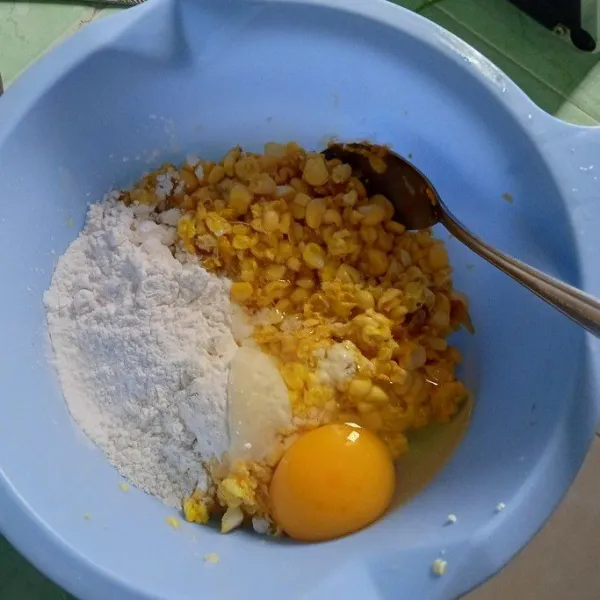 Pindah di wadah, masukkan terigu, kanji, tepung beras, dan telur. Aduk rata.