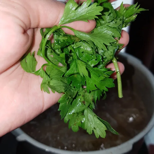 Setelah lobak matang, masukan daun seledri. Masak hingga daun seledri layu, koreksi rasa. Soto sapi ala bali siap disajikan.