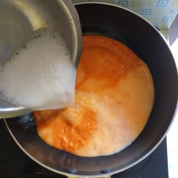 Siapkan panci, lalu tuang bumbu halus dan santan cair. Lalu beri garam, kaldu jamur dan gula pasir. Aduk hingga tercampur rata.