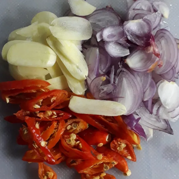 Iris tipis bawang merah, bawang putih dan cabe rawit