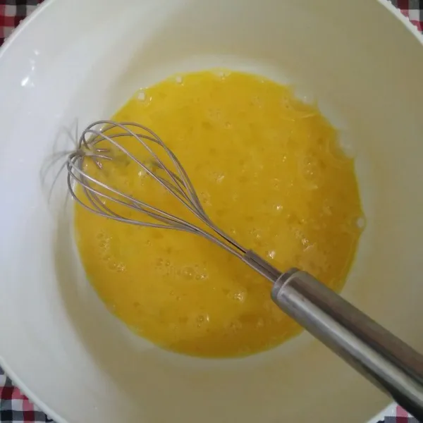 Kocok telur dalam mangkuk terpisah, sisihkan.