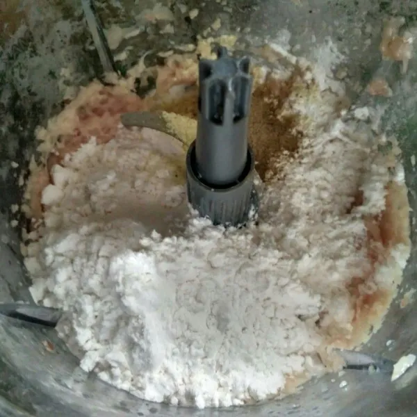 Masukan tepung tapioka, garam, lada bubuk dan kaldu jamur.