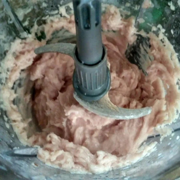 Lalu giling hingga halus dan tercampur rata.