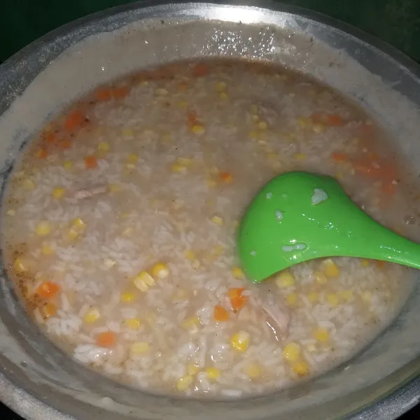 Setelah beras menjadi bubur dan sayuran empuk. Masukan marined ayam fillet, kaldu bubuk, garam, gula pasir dan minyak wijen. Aduk kembali sampai bumbu meresap dengan api sedang.