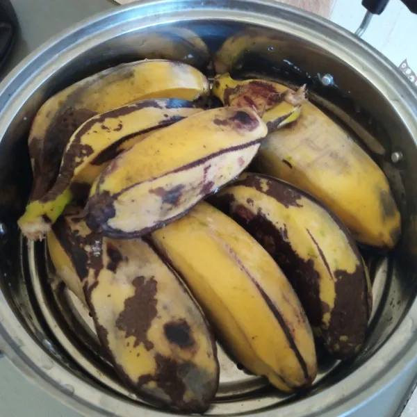 Cuci bersih pisang kemudian kukus.