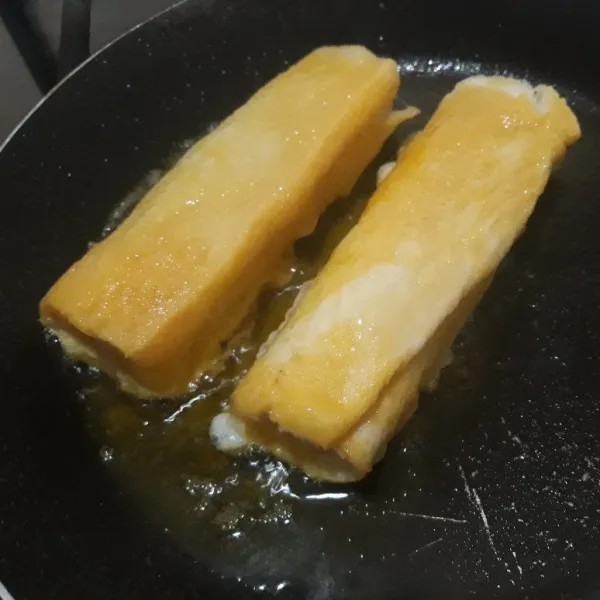 Panaskan 2 sdm margarin lalu goreng roti isi di atasnya. Masak sampai kecokalatan atau sesuai selera dan siap disajikan
