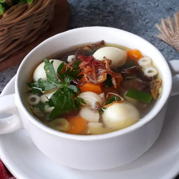 Sendokan sup ke mangkuk saji, taburi dengan bawang merah goreng dan tambahkan daun seledri. Sajikan selagi masih hangat.