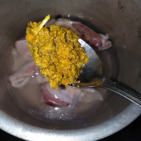 Masukan ayam yang sudah dicuci bersih ke dalam wadah berisi air, masukan bumbu ungkep ayam