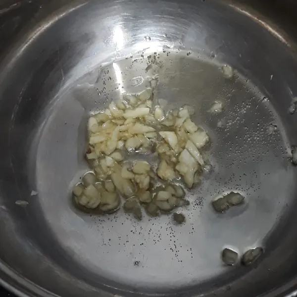 Panaskan minyak goreng, tumis bawang putih hingga harum