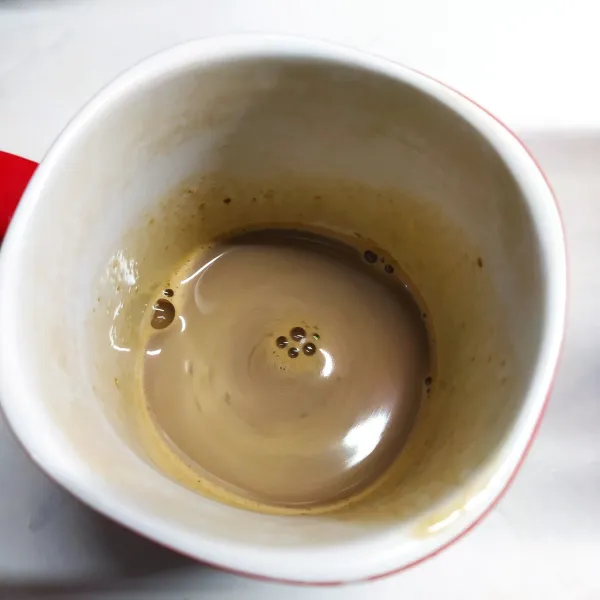 Seduh kopi instan dengan air panas, aduk rata sisihkan sampai dingin.