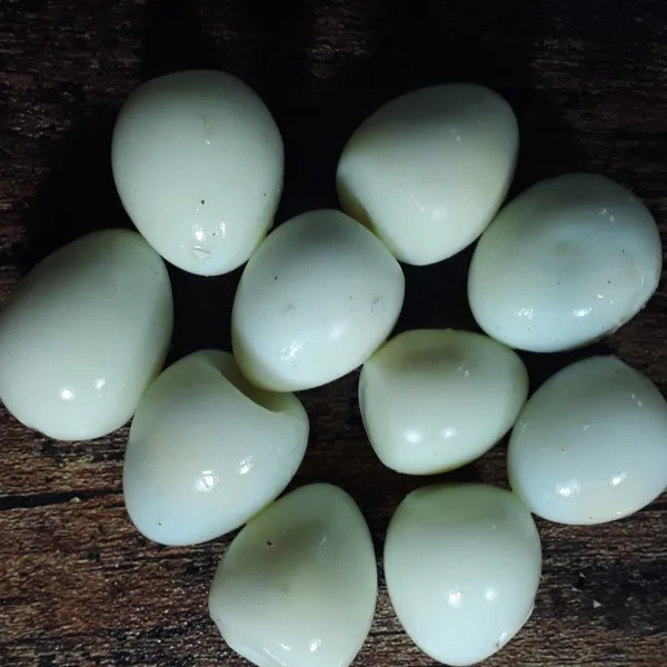 Telur puyuh direbus lalu dikupas