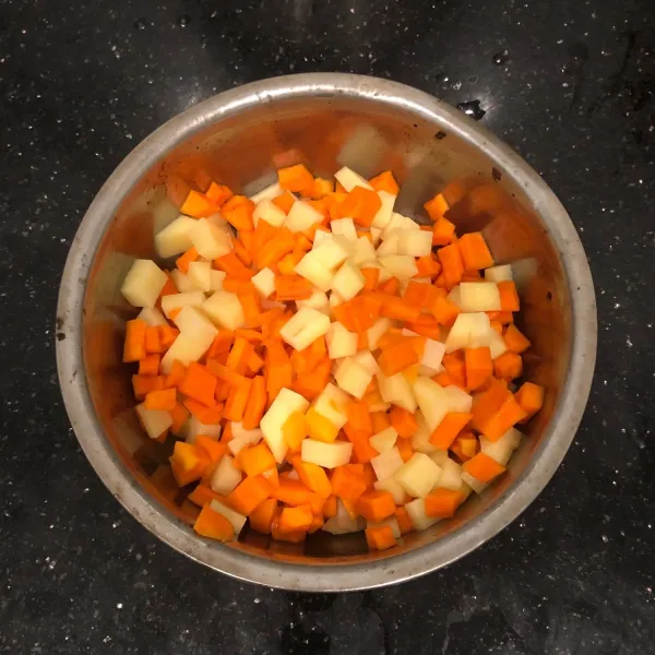 Potong kentang dan wortel kotak kecil atau sesuai selera.