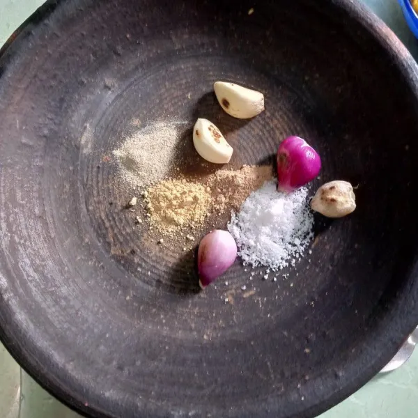 Haluskan bawang merah, bawang putih dan kemiri bersama garam, jahe, lengkuas dan merica.