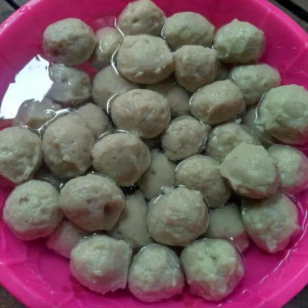 Masukan baso kedalam air es dan rendam sekitar 5 menit. Tiriskan baso dan siap diolah sesuai selera.