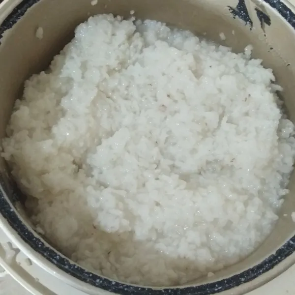 Aduk-aduk nasinya hingga tercampur rata.