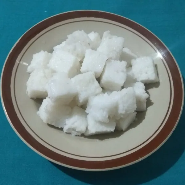 Siapkan piring saji, potong-potong lontongnya lalu tata di piring saji. Lontong siap digunakan dan siap dicampur dengan hidangan lainnya.