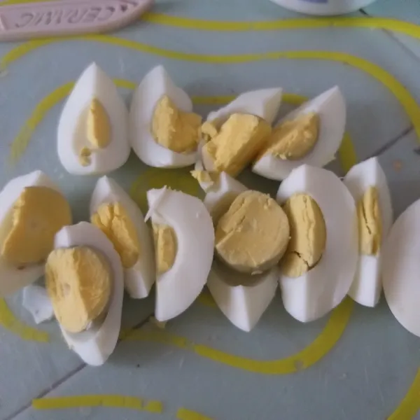 Setelah telur matang, kupas kulitnya dan potong-potong.