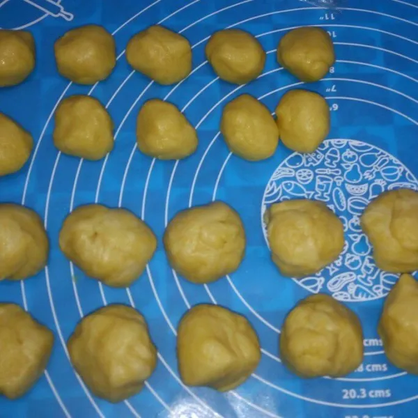 Campur masing masing bahan A dan bahan B uleni sampai bisa di bentuk, tutup plastik wrap lalu simpan dalam kulkas lalu bagi masing masing adonan menjadi 10 bagian