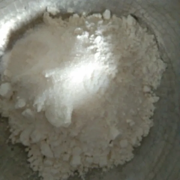 Dalam wadah campur tepung terigu, garam dan gula pasir, aduk rata.