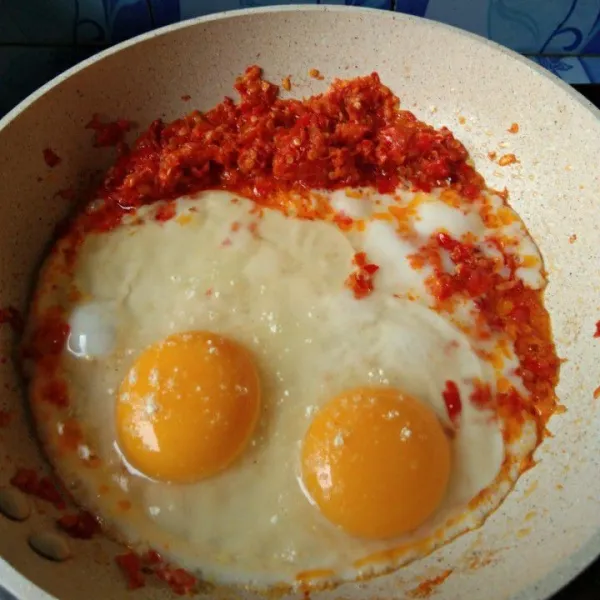 Masukkan telur beri sedikit garam