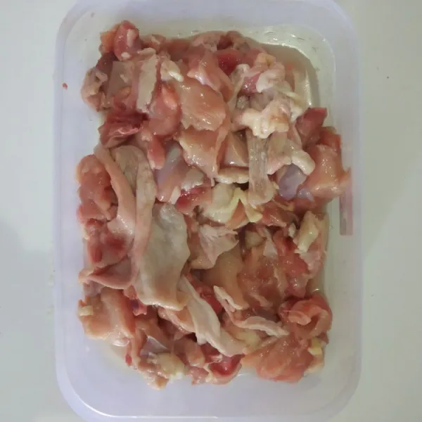 Potong daging ayam dan cuci bersih