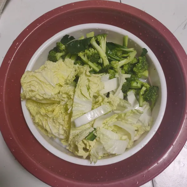 Siangi brokoli dan sawi, potong sesuai selera dan cuci bersih. Sisihkan.
