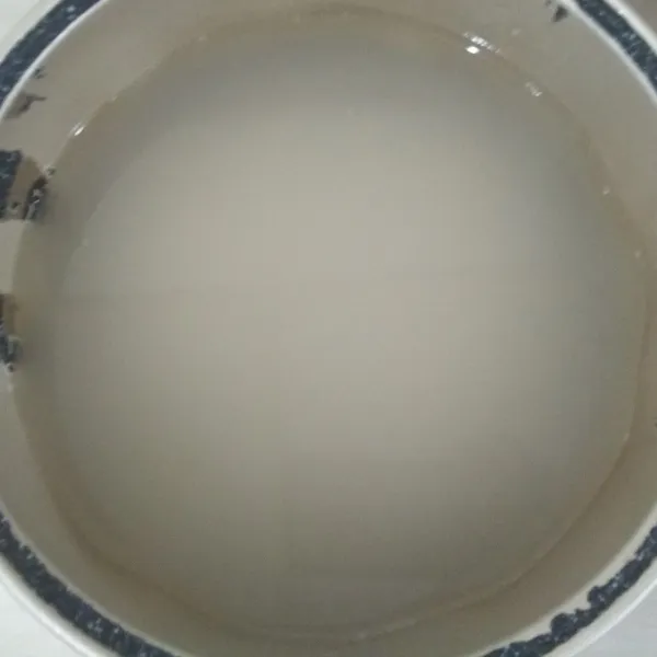 Tuang air ke dalam beras. Masukkan teflon nasinya ke dalam magicom, lalu tekan tombol on.