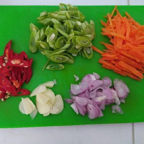 Siapkan semua bahan, kemudian iris tipis wortel, buncis, bawang merah, bawang putih dan cabe merah.