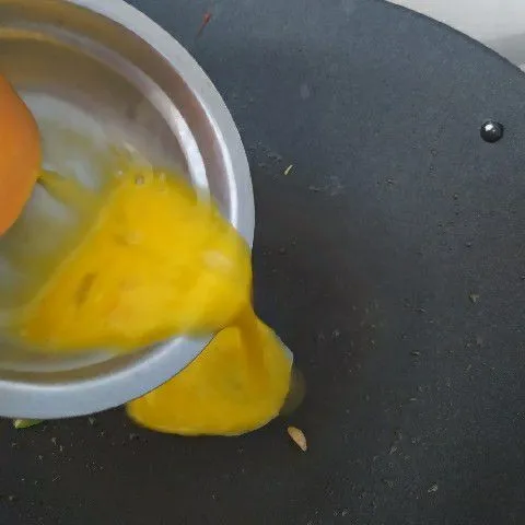 Sisihkan ke tepi wortel dan buncis. Masukan telur yang sudah dikocok lepas, tunggu sebentar kemudian orak arik.