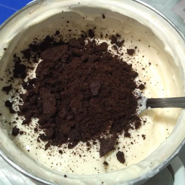 Tambahkan oreo crumb.