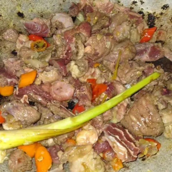 Masukkan daging tumis hingga daging berubah warna dan mengeluarkan kaldu.