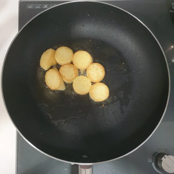 Panaskan minyak sayur, goreng Egg Tofu yang sudah dipotong bulat. Goreng hingga berkulit lalu angkat dan sisihkan