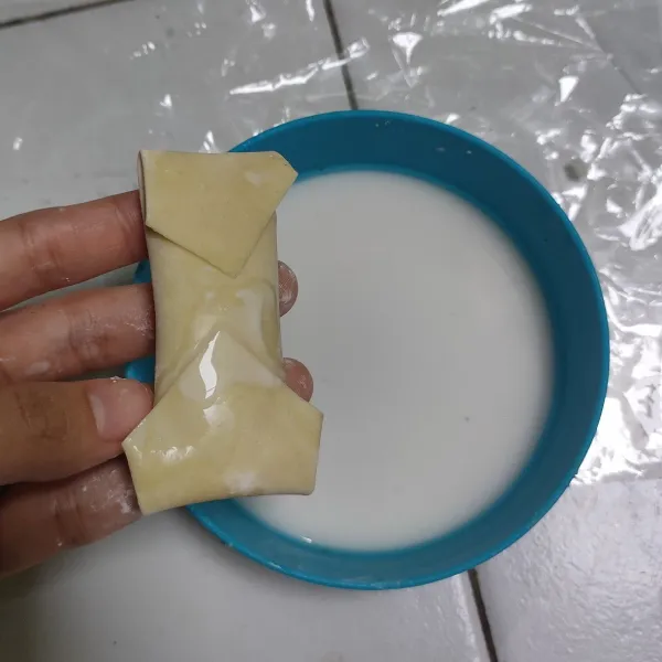 Larutkan tepung tapioka dengan sedikit air, rekatkan atau lem bagian tepian kulit dengan larutan tapioka.