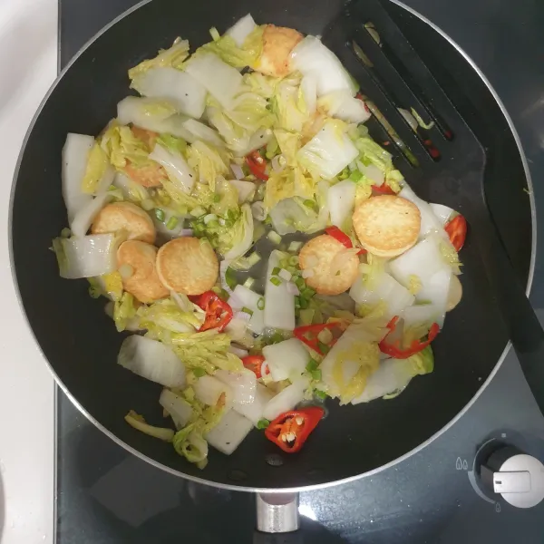 Terakhir masukkan irisan daun bawang dan aduk rata. Angkat dan sajikan bersama nasi putih.