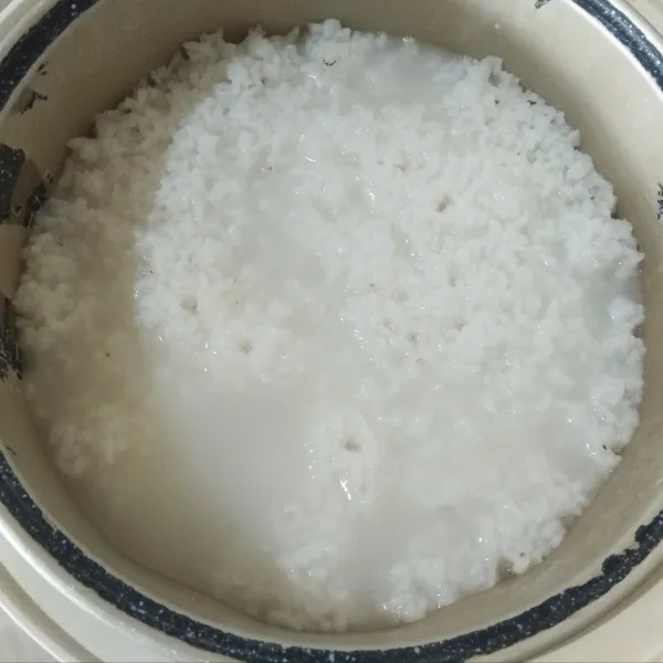 Setelah tombol pindah ke warm atau setelah matang, langsung buka magicomnya.