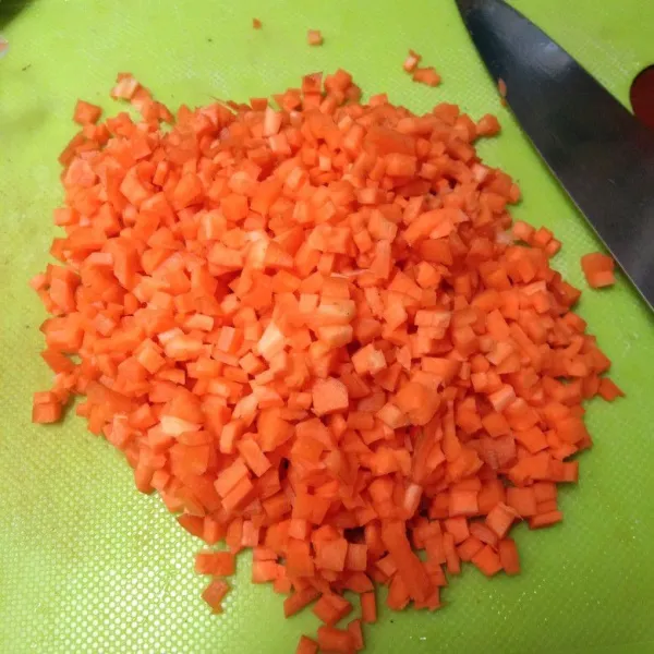 Potong-potong wortel menjadi kotak-kotak kecil.