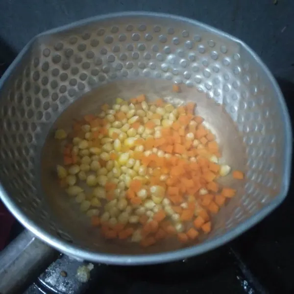 Didihkan air, rebus wortel dan jagung hingga lunak. Angkat dan tiriskan.