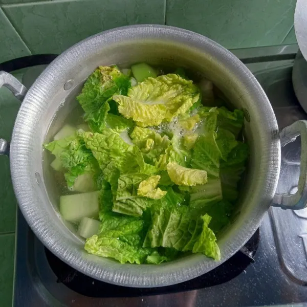 Bumbui gula, garam dan kaldu bubuk lalu masukan sawi. Masak sampai semua empuk.