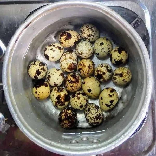 Rebus telur puyuh sampai matang, angkat, dinginkan, lalu kupas telur, sisihkan
