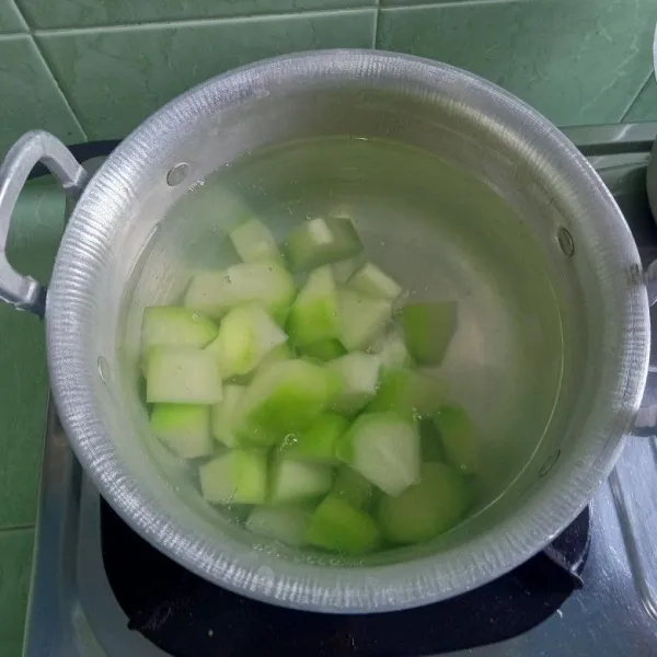Rebus air sampai mendidih lalu masukan labu siam. Tunggu beberapa saat.