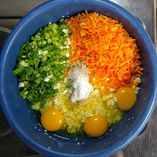 Tambahkan telur ayam, wortel, daun bawang, kaldu bubuk, merica bubuk, gula pasir dan garam