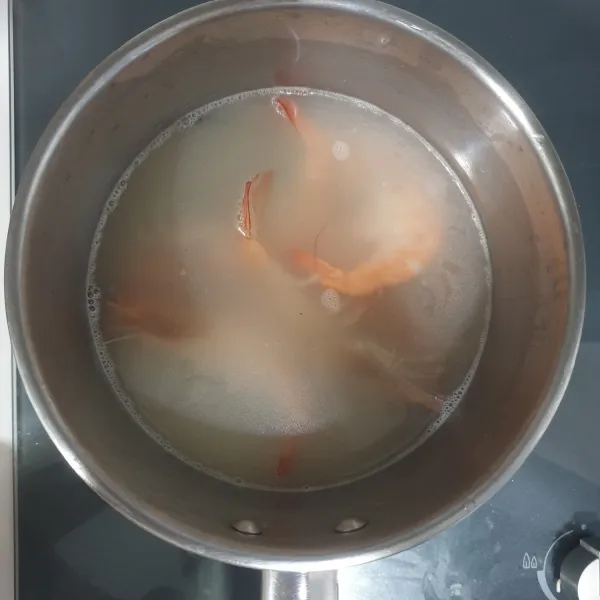 Rendam udang di dalam bekas air rebusan mie selama 3 menit, angkat dan tiriskan