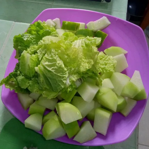 Siapkan labu siam, mentimun dan sawi yang sudah dipotong dan dicuci bersih.