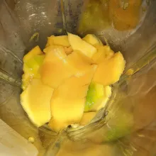 Potong-potong buah mangga. Masukan ke blender.