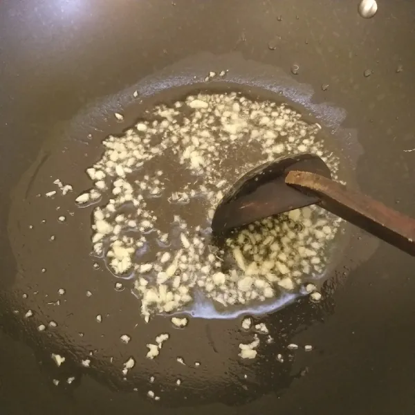 Panaskan 3 sdm minyak, tumis bawang putih sampai harum.